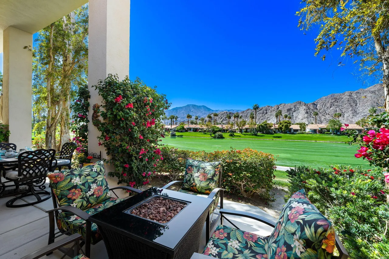 Oak Hill 2 covered patio with fire pit