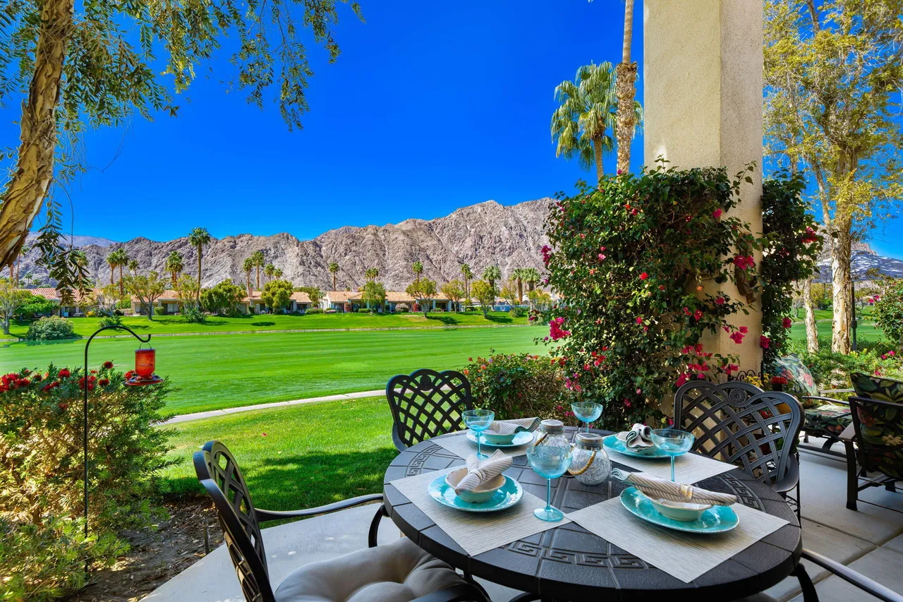 Outdoor dining setting