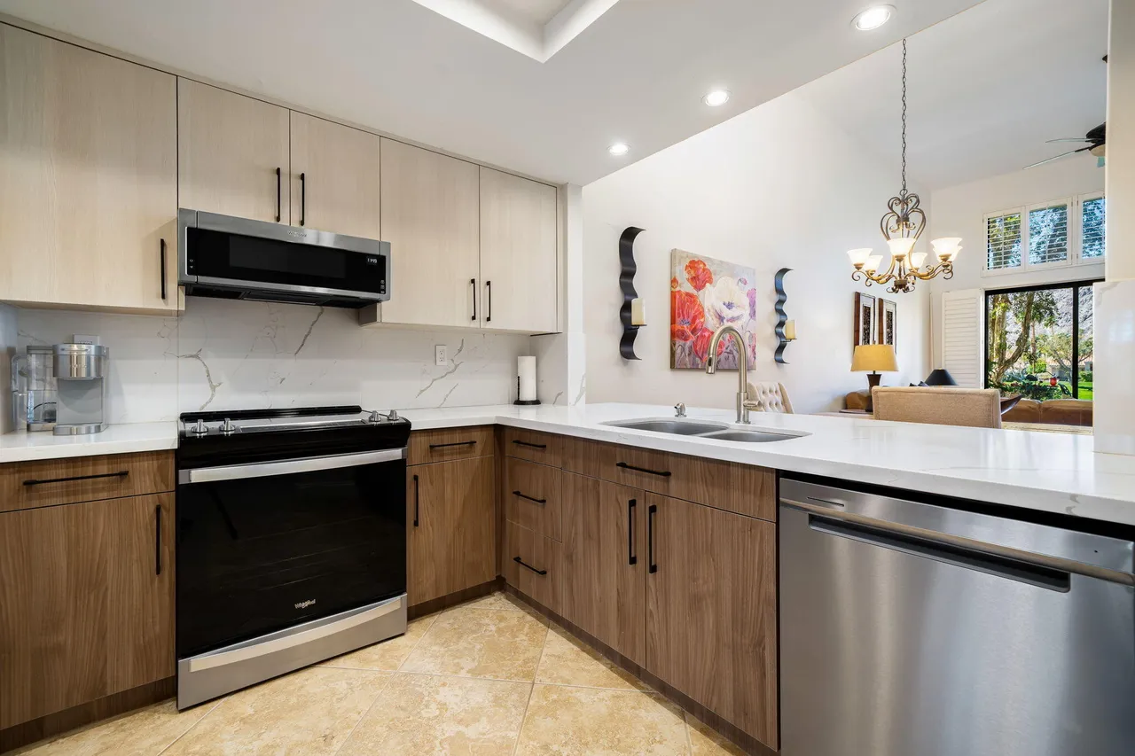 Kitchen, stainless appliances